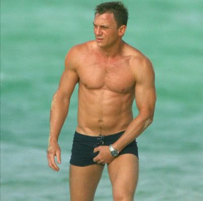 Daniel-Craig-bulge-grab.jpg