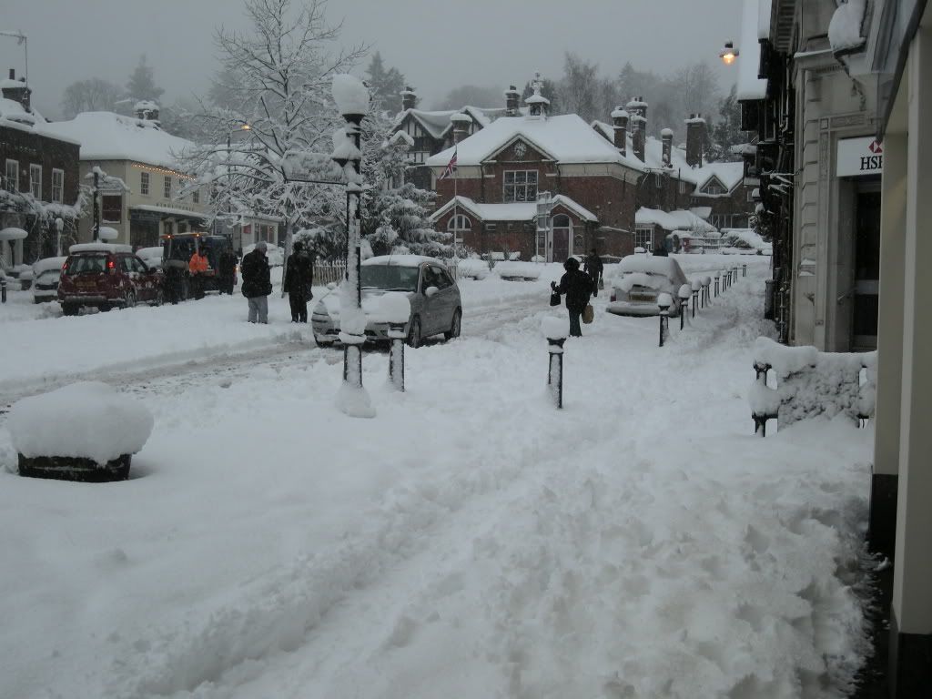 jan6th2010-haslemere007.jpg High Street, stuck recovery truck picture by romacmail