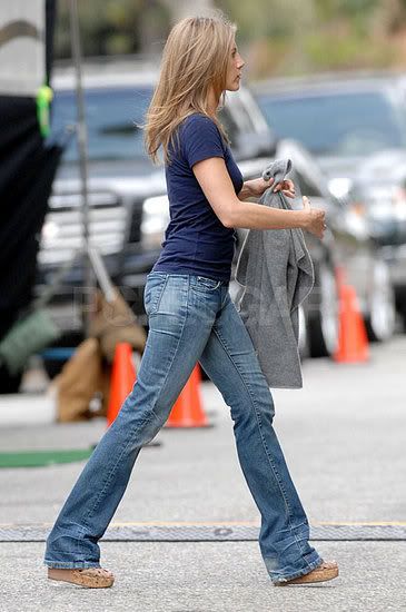 I like seeing celebs wearing plain, normal clothes. Jen looks casual and 