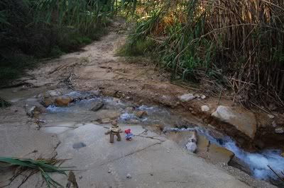 The road was washed away! Two teddy bears were stranded! part2