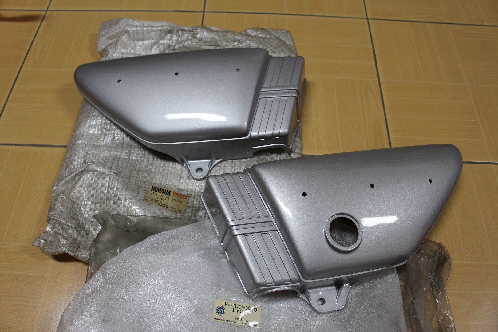 Yamaha RX100 RX-100 L/R Frame Side Cover NOS P/N 1V1-21711-00